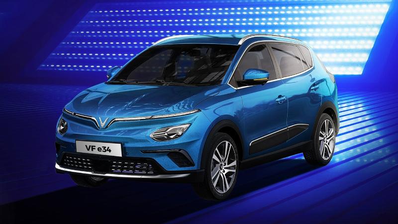 Một trụ sạc nhanh Vinfast đang hoạt động tại một bãi đỗ xe công cộng ở Hà Đông, với một chiếc xe Vinfast đang sạc